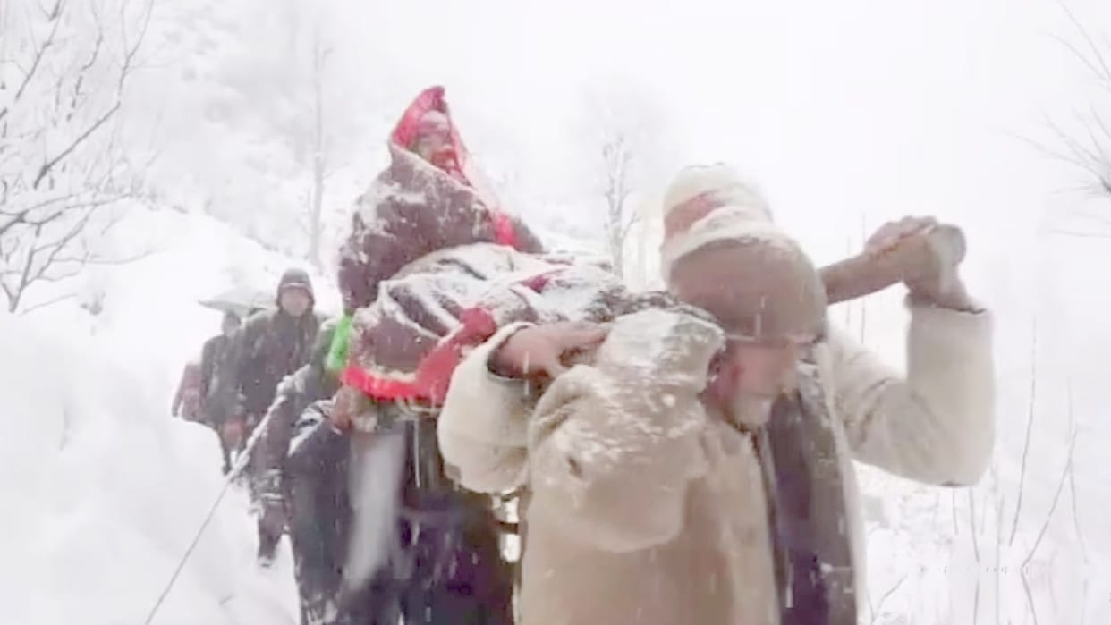Lack of road facility: Elderly woman carried on the chair with the help of sticks and carried it to the road