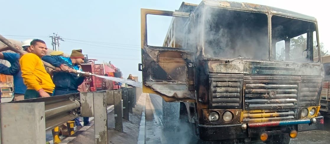 The dumper ran after hitting the bike, the fire broke out, the highway was jammed for half an hour
