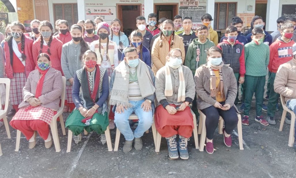 Health team reached Nagali to vaccinate the students by walking eight km