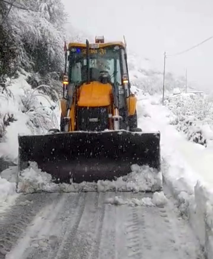in sirmaur 20 roads closed and 1400 villages no electricity due to  rain and snowfall