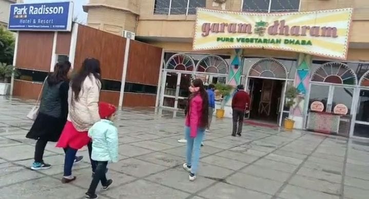Corporation sealed a gate of Garam Dharam Dhaba, people are reaching to eat food