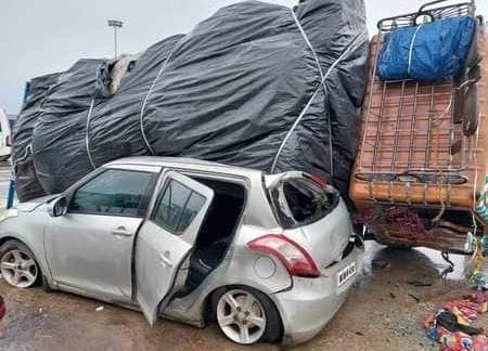Uncontrolled truck overturns on car, five people narrowly left
