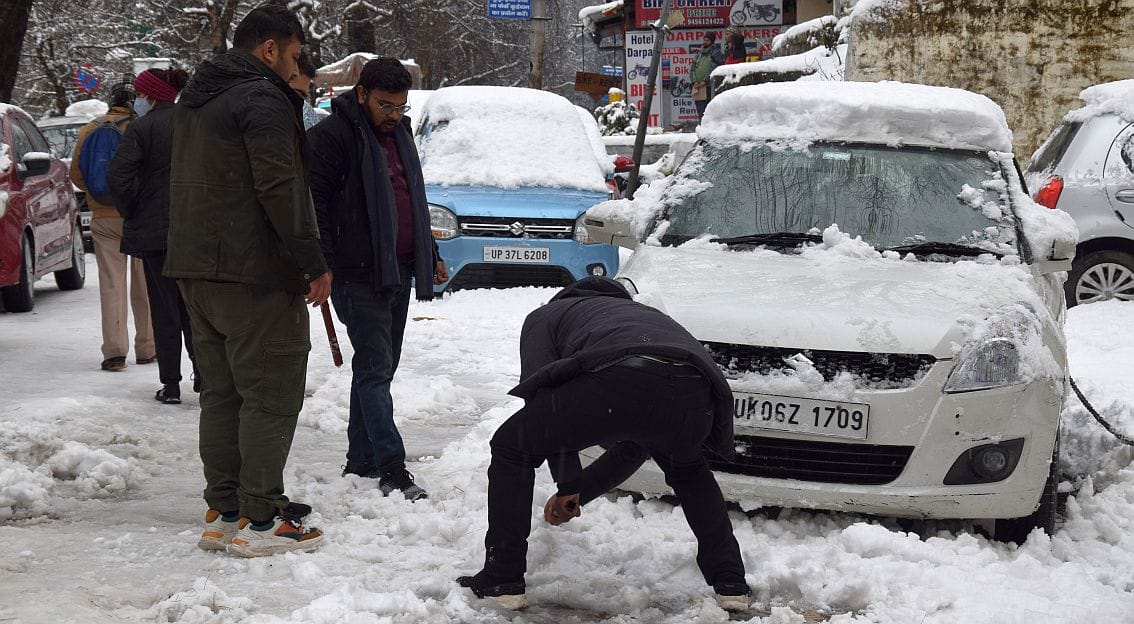 Snowfall in Nainital: Normal Life Stopped Due to Heavy Snowfall in Nainital Uttarakhand