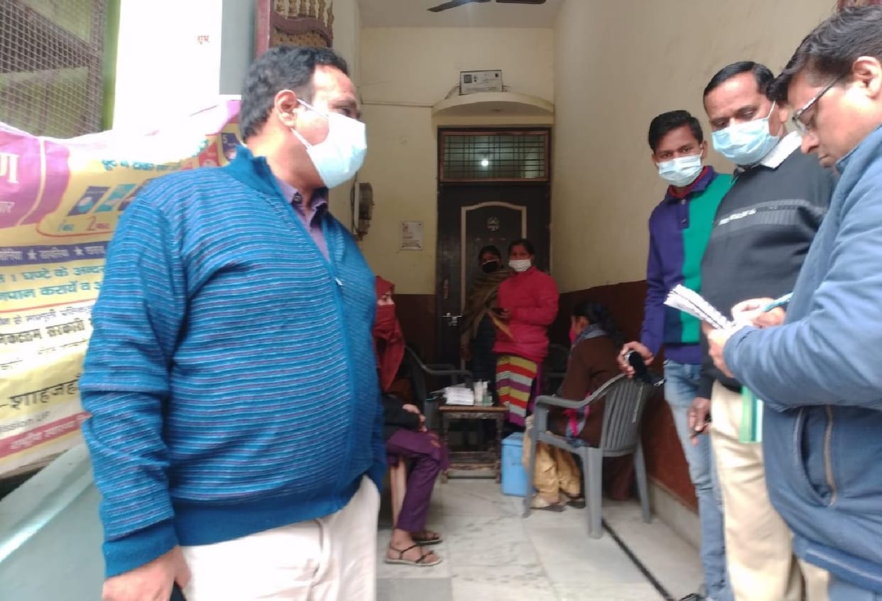 Seeing the chaos at the vaccination center, the DM expressed displeasure