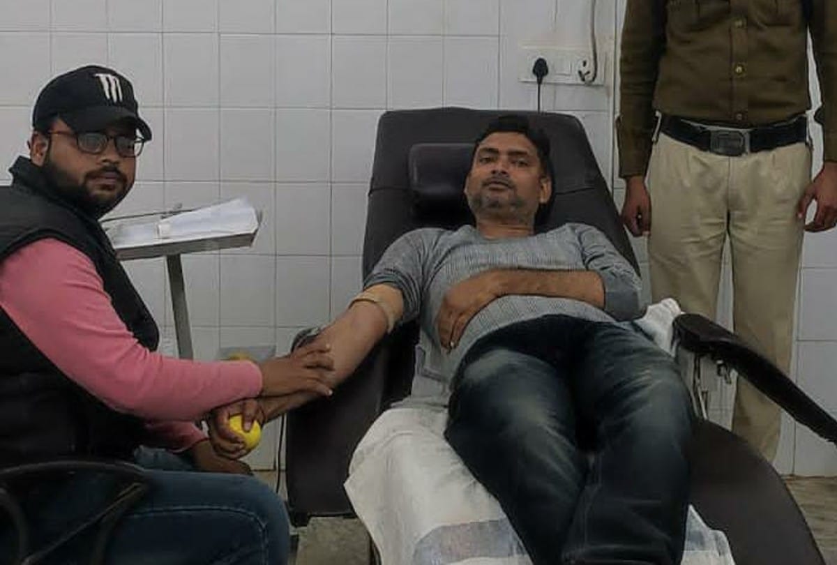 Saved life by donating blood: In Chhatarpur, a young man gave blood to a sick prisoner