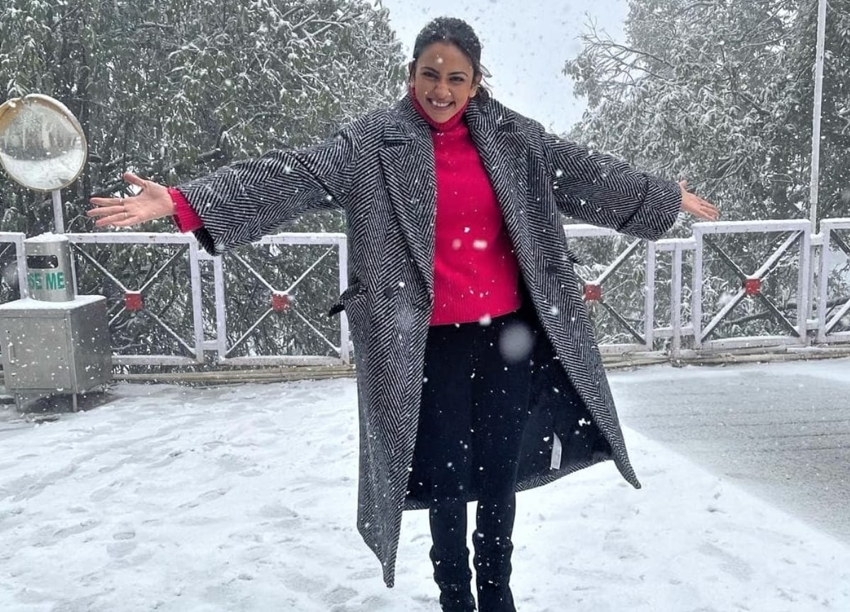 Bollywood Actor Akshay Kumar and Rakul Preet Singh Enjoys Snowfall in Mussoorie News in Hindi