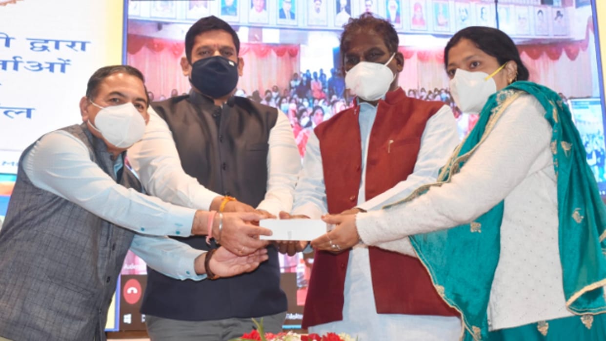 Sehore: CM actually involved in mobile phone distribution program, said - earlier Anganwadi workers used to roam around with 11 registers, now only a smartphone