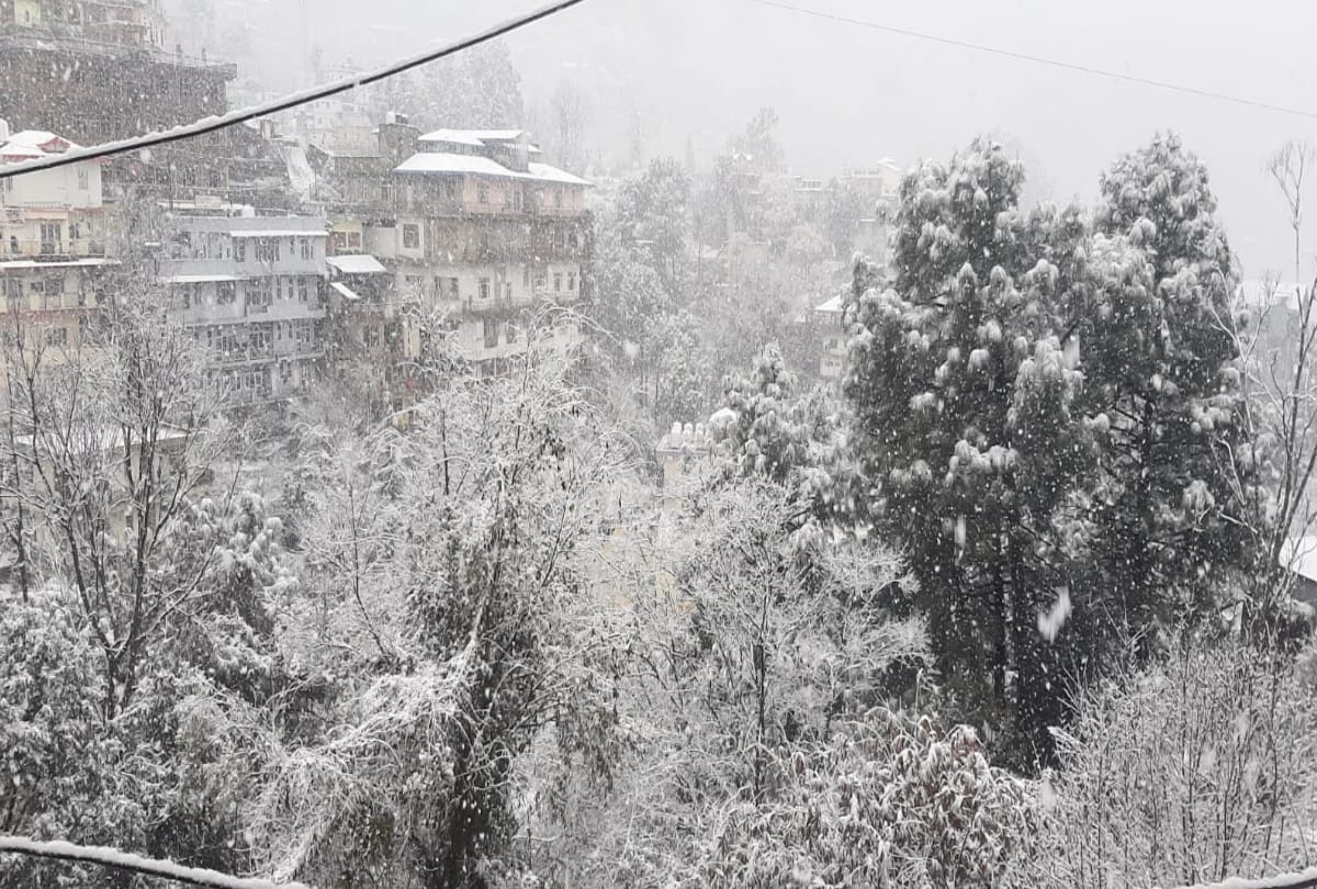 Himachal Heavy Snowfall Weather Update Today: hundredereds of road and electricity transfermers stalled.