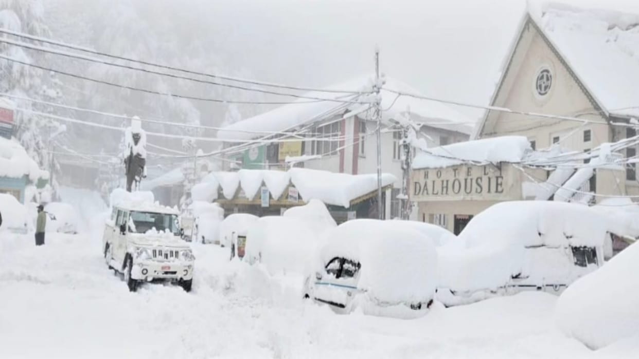 Himachal Heavy Snowfall Weather Update Today: hundredereds of road and electricity transfermers stalled.