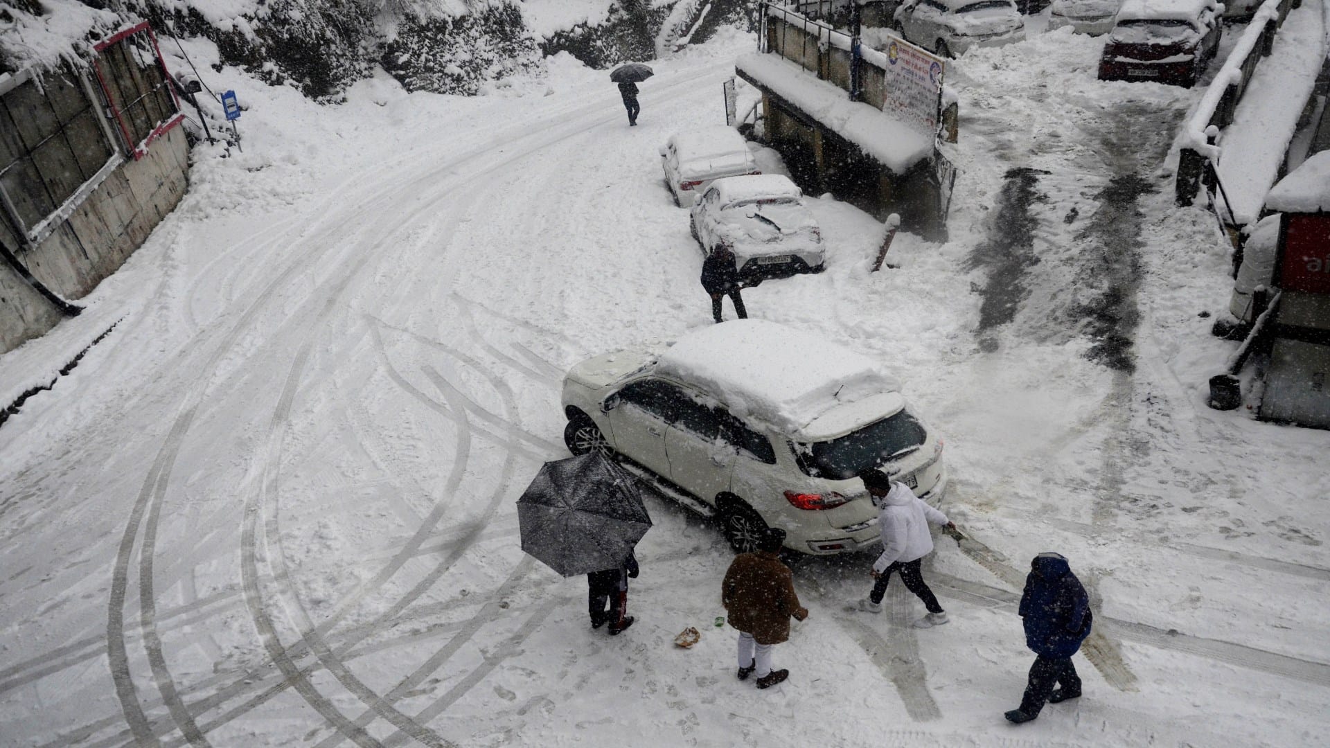 White Curfew in Shimla: Himachal Pradesh Shimla Roads Pedestrian Paths Closed Due to Heavy Snowfall, See Photos