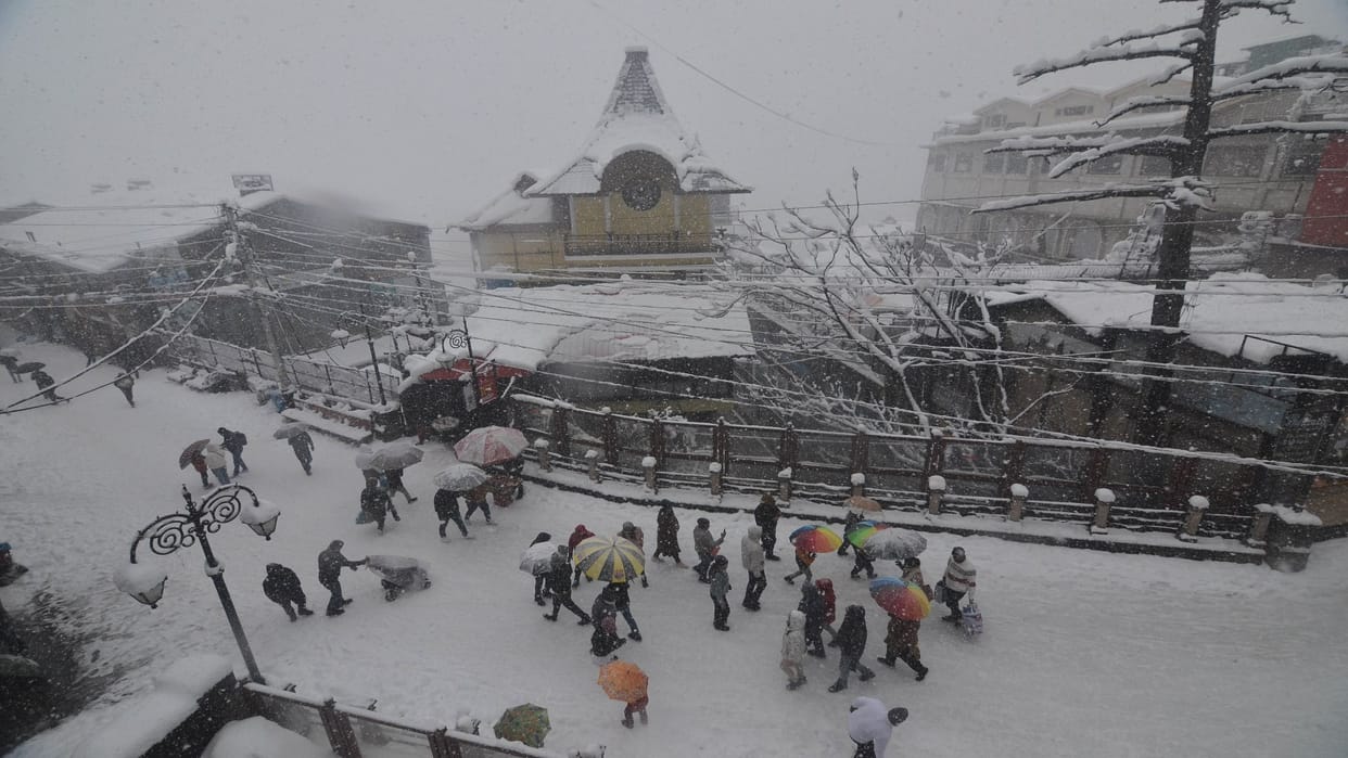 Snowfall in Shimla: Buses stopped 40 km away, people forced to reach Shimla on foot