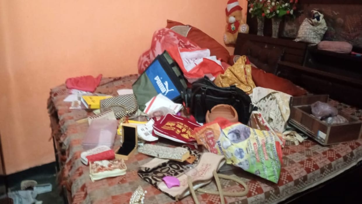 Ghaziabad theft of rupees 10 lakh in house when family was out for wedding ceremony