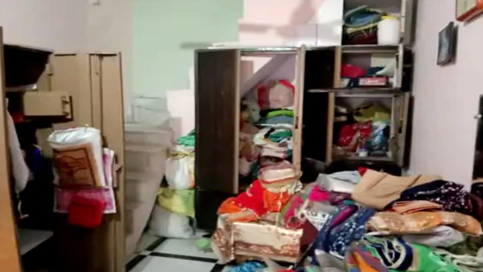 Thieves stole cash and jewellery by breaking locks of businessman house in Agra