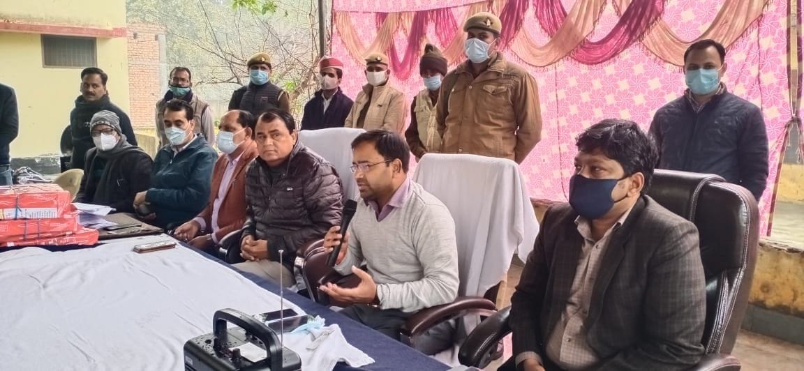 Hathras: Voter card delivered from door to door, take oath to vote