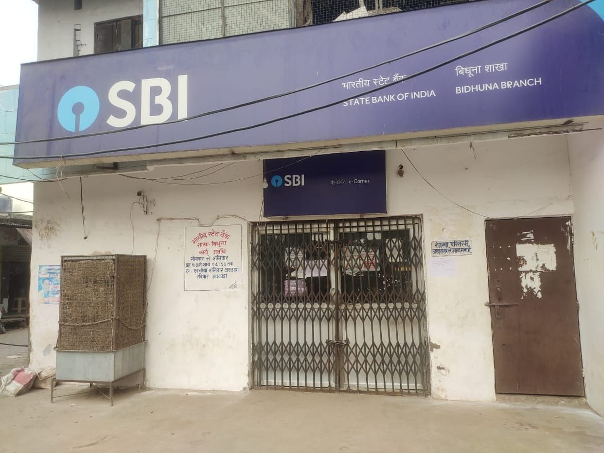 Bank workers in training, lock hanging in branches