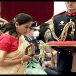 नायक दीपक सिंह को मरणोपरांत वीर चक्र से सम्मानित किया गया। राष्ट्रपति कोविंद ने रेखा देवी को दिया था यह सम्मान।