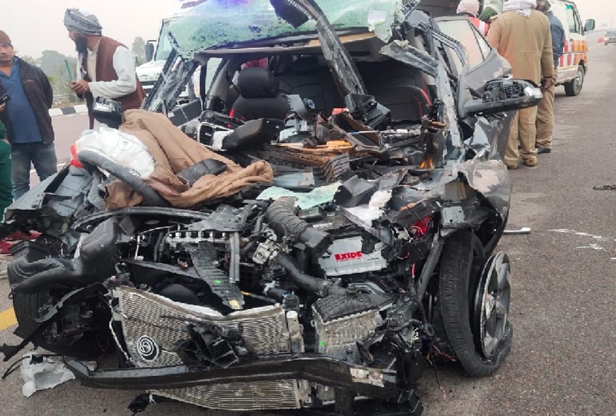 Unnao: Car rammed into angle-laden trolley, three dead