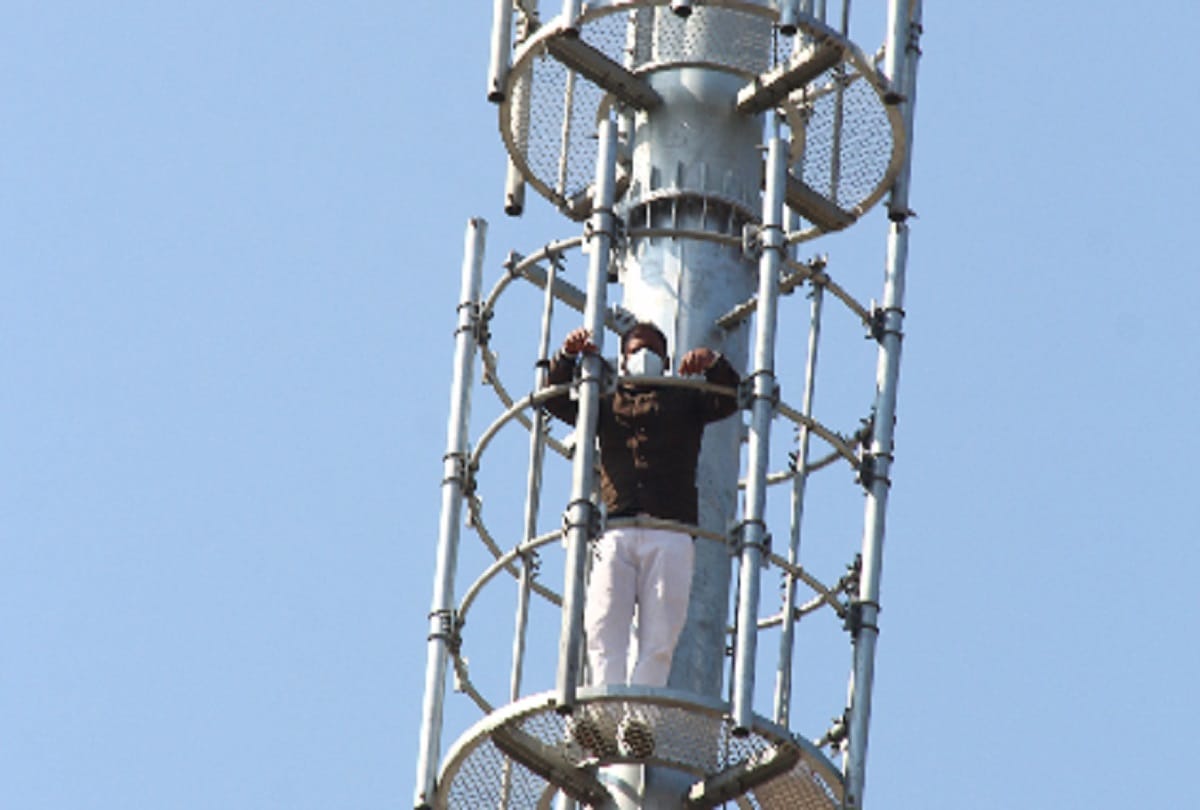 Unhappy independent candidate climbs 90 feet high mobile tower