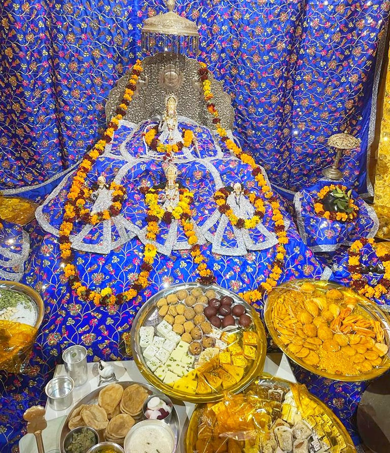 Ramlala wore a gold crown, felt fifty-six enjoyment