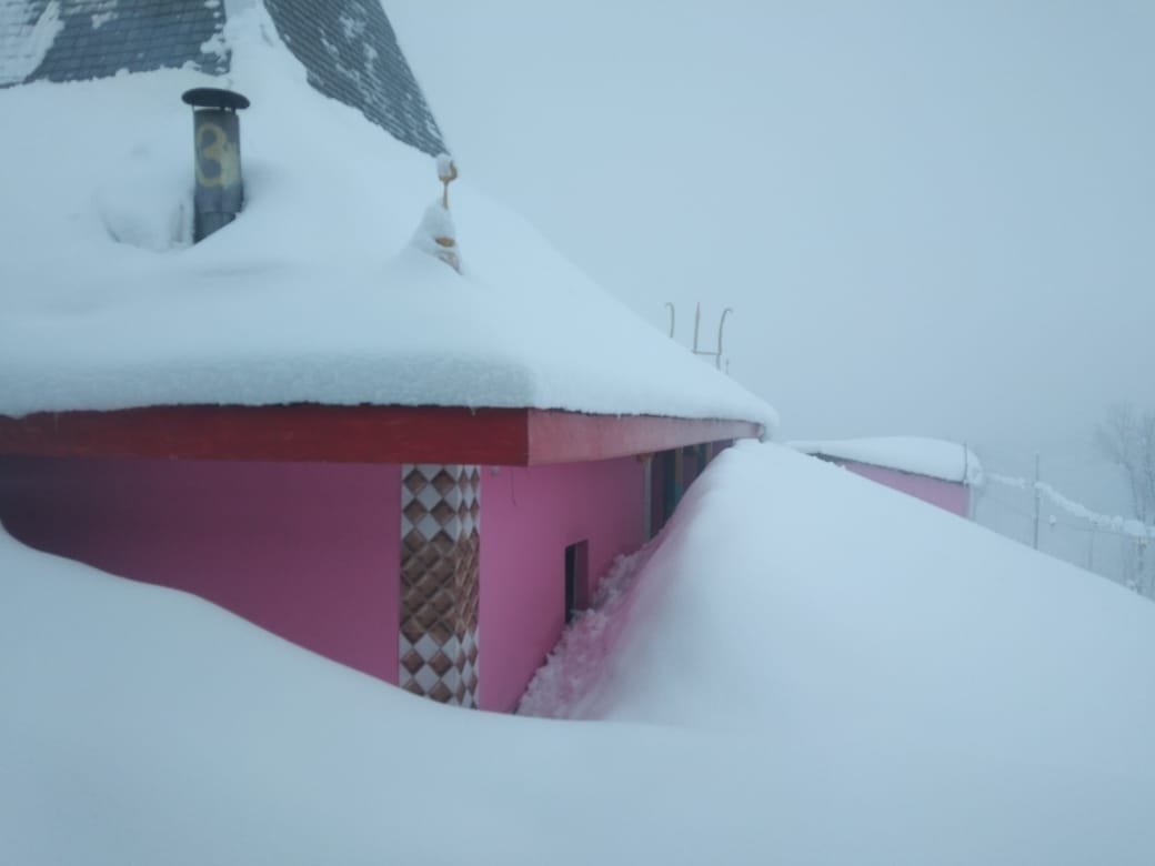The areas of Daula, Dhaggar, Dandi Guttu and Bhandar received two to three feet of snowfall.