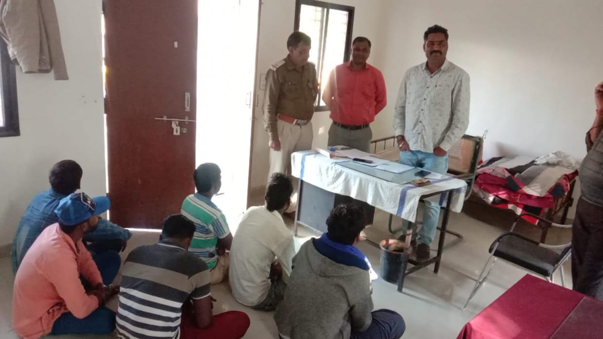 Chhatarpur: In civil dress, TI raided for gambling, 6 gamblers arrested, Rs 5500 seized