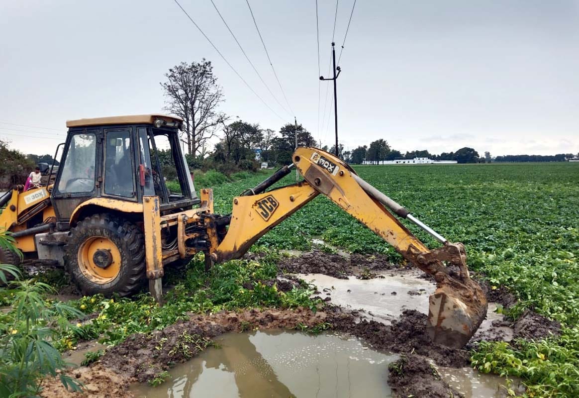 Heavy damage to potatoes due to water filling in the fields, farmers upset