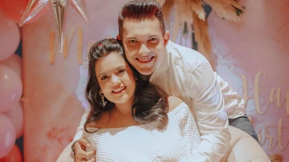 Aditya narayan gave first glimpse of her baby daughter Tvisha narayan by sharing first photo with her