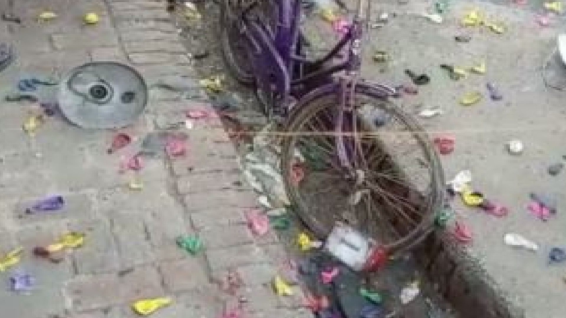 जमीन पर बिखरे पड़े गुब्बारे