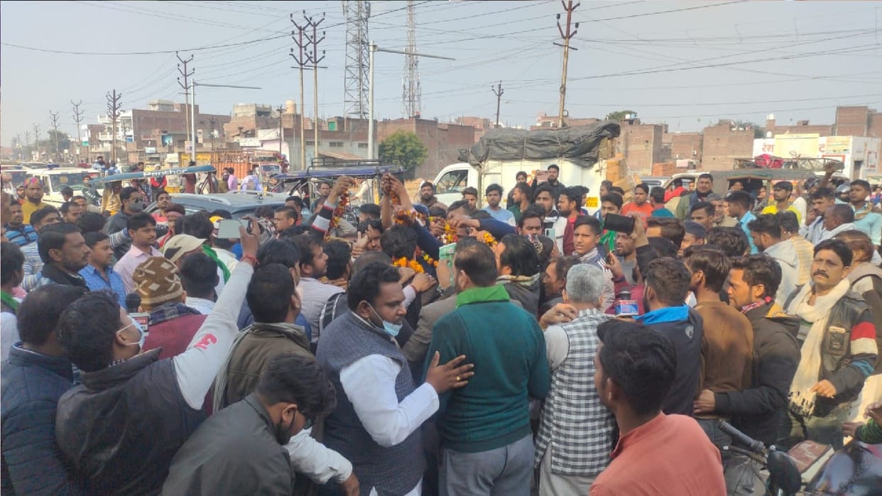 AIMIM candidate and supporters ruckus in police station forcibly entered in lock up In firozabad
