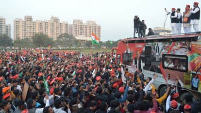 सभा को संबोधित करते अखिलेश यादव