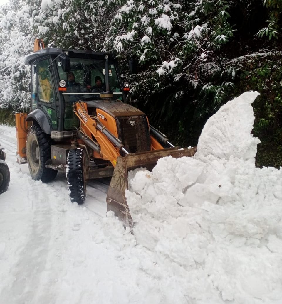 SDRF And Police Helped People during road Block