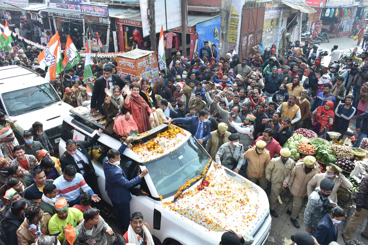 Crowd gathered at Priyanka Gandhi's roadshow in Iglas