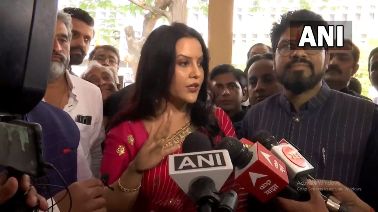 BJP leader Devendra Fadnavis wife Amruta Fadnavis says 3% divorces in Mumbai are happening due to traffic