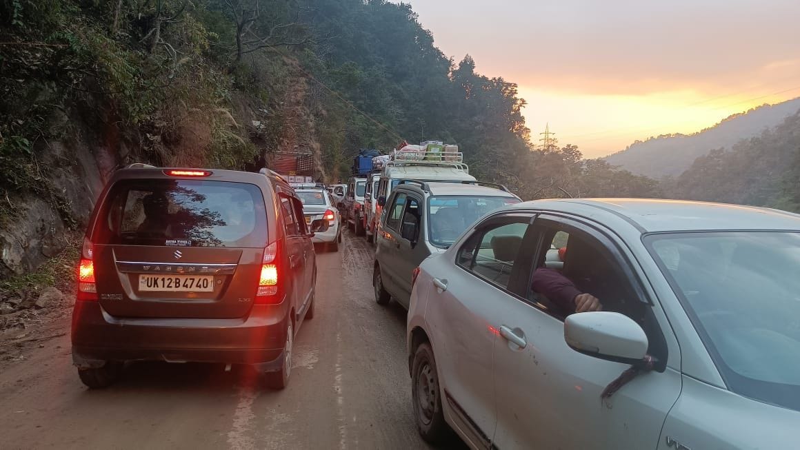 Four km long jam near Amsaur