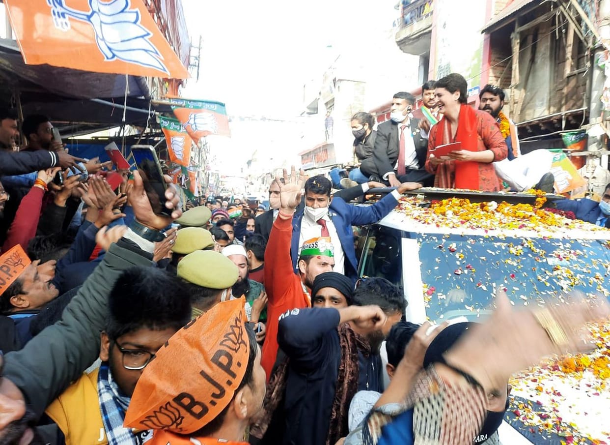 In response to BJP's cap, Priyanka showed Congress's scarf