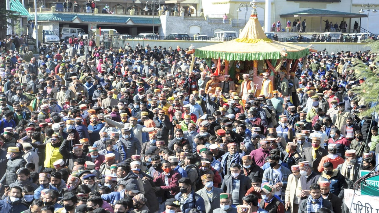Basant Panchami: Thousands of people pulled the chariot of bhagwan Raghunath in Dhalpur, Himachal, blown gulal according to the tradition of God
