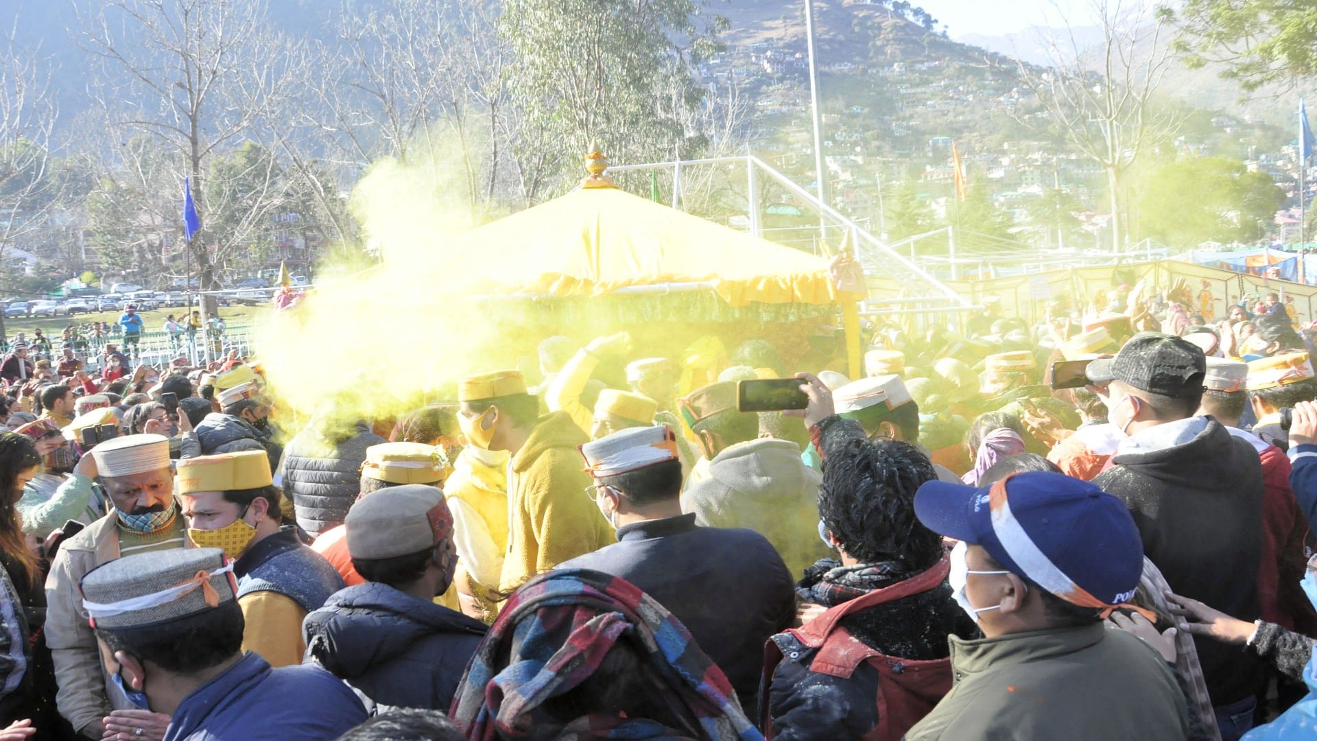 Basant Panchami: Thousands of people pulled the chariot of bhagwan Raghunath in Dhalpur, Himachal, blown gulal according to the tradition of God