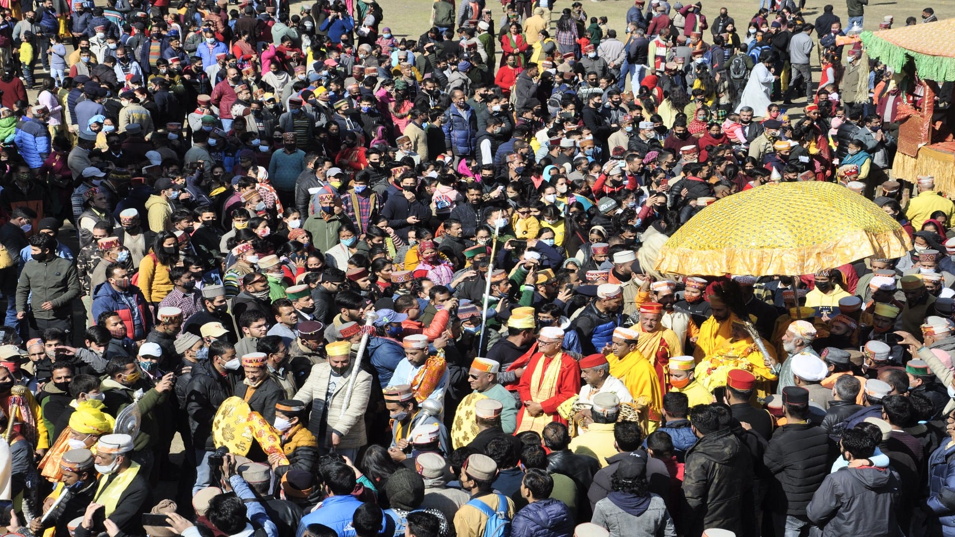 Basant Panchami: Thousands of people pulled the chariot of bhagwan Raghunath in Dhalpur, Himachal, blown gulal according to the tradition of God