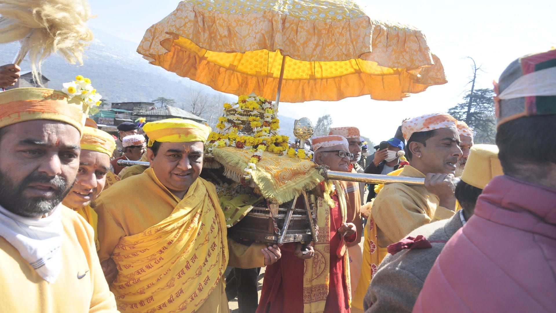 Basant Panchami: Thousands of people pulled the chariot of bhagwan Raghunath in Dhalpur, Himachal, blown gulal according to the tradition of God
