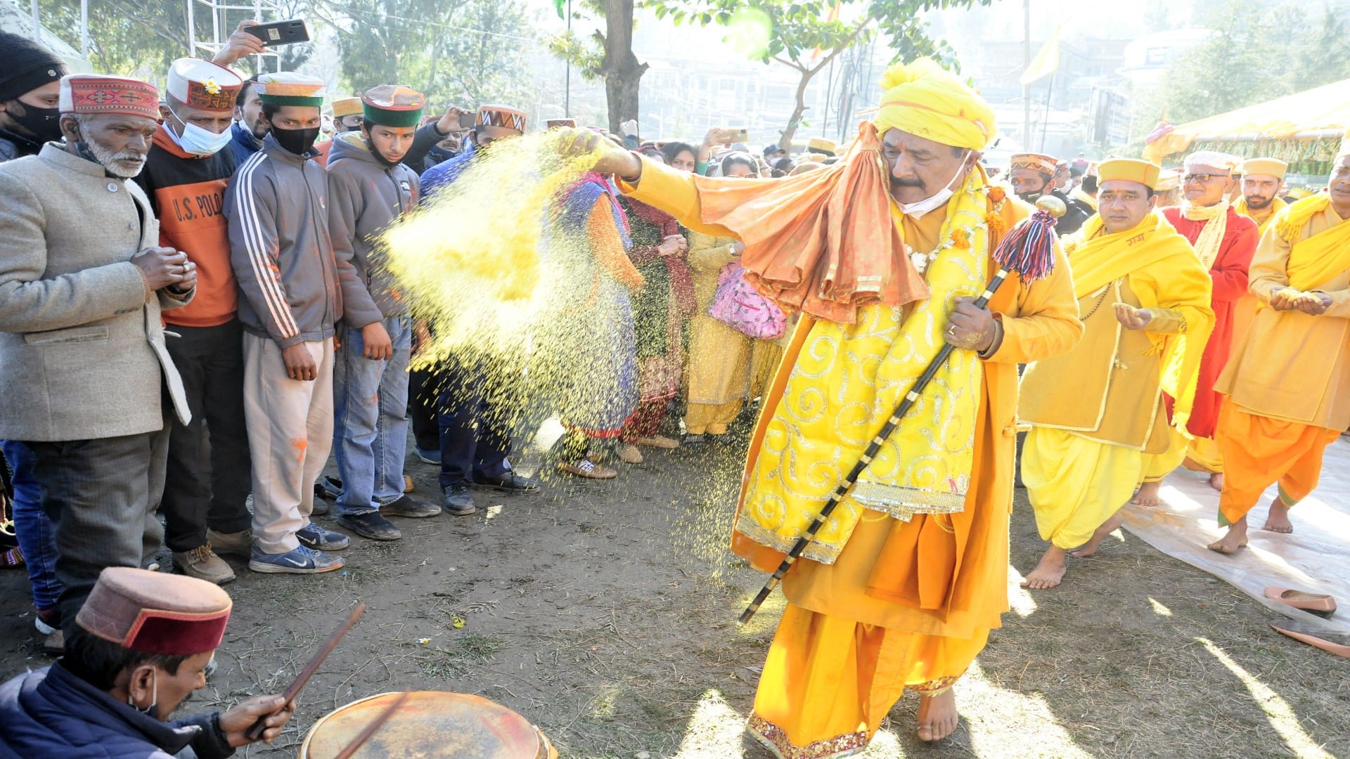 Basant Panchami: Thousands of people pulled the chariot of bhagwan Raghunath in Dhalpur, Himachal, blown gulal according to the tradition of God