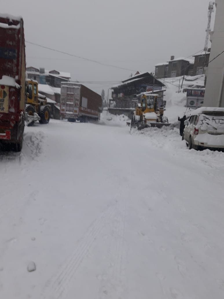 45 centimeters fresh snowfall in narkanda many roads closed