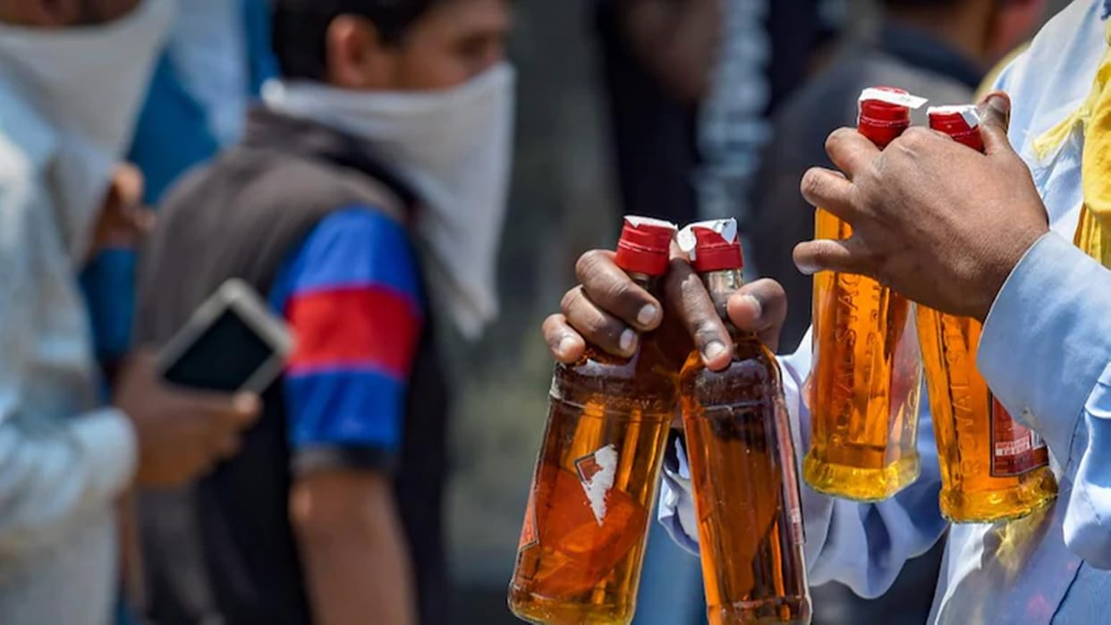 Bihar Darbhanga Liquor Mafia found selling it from Cemetary Police found huge amount amid Sharabbandi news and updates
