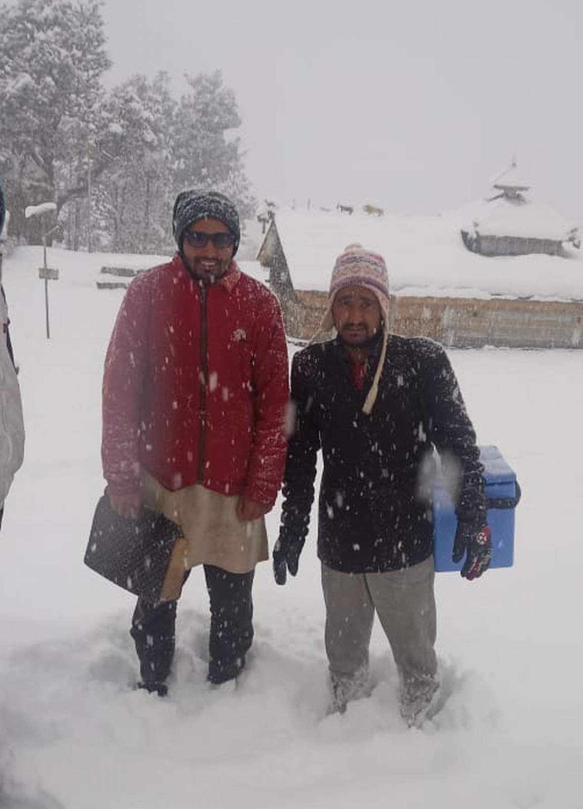 Health workers who reached the village in the middle of the snow did the Kovid vaccination