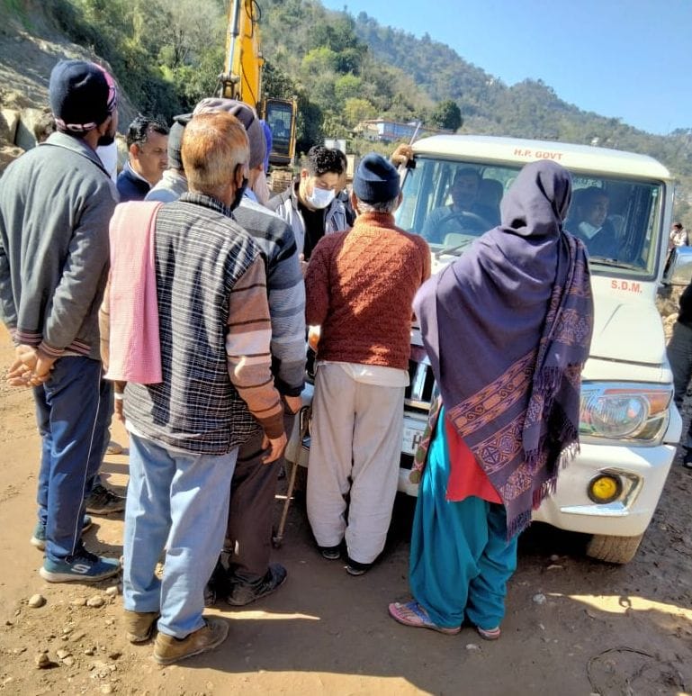 people of kallar village stoped the work of fourlane in  bilaspur himachal