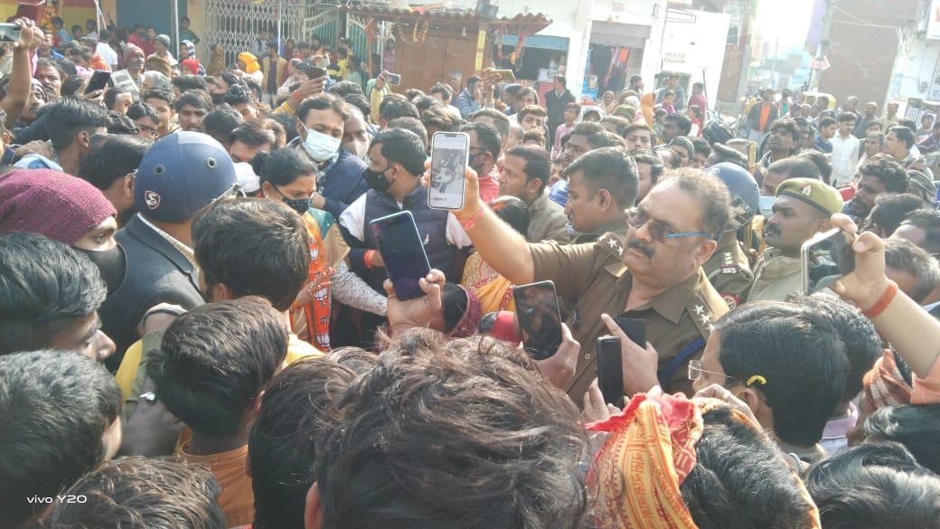 youth damage saraswati idol in chandauli before worship Angry people protest on GT Road