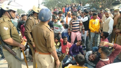 youth damage saraswati idol in chandauli before worship Angry people protest on GT Road