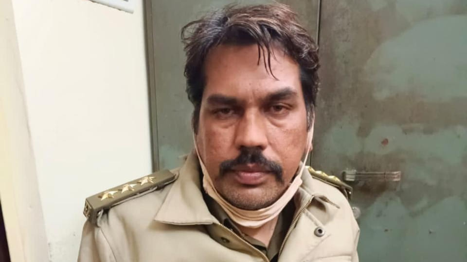 Excise inspector caught red handed taking bribe in Bundi Rajasthan