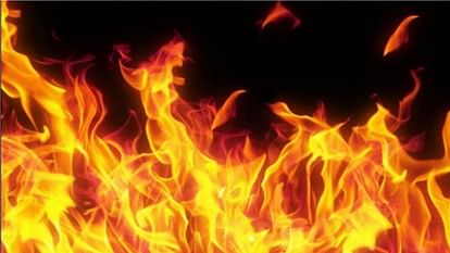 Jhansi: ऑटो पार्ट्स के गोदाम में लगी आग, मौके पर पहुंचे दमकलकर्मी; कड़ी मशक्कत से काबू पाया Fire in auto parts warehouse