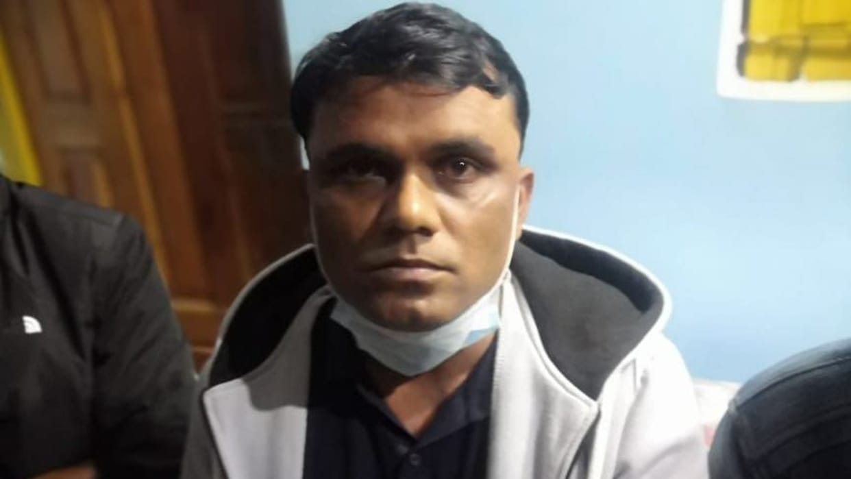 Mandla: Labor officer arrested taking bribe of Rs 50,000 at bus stop, was taking bribe by threatening false action