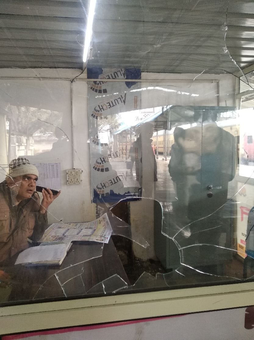 stone pelting at police station